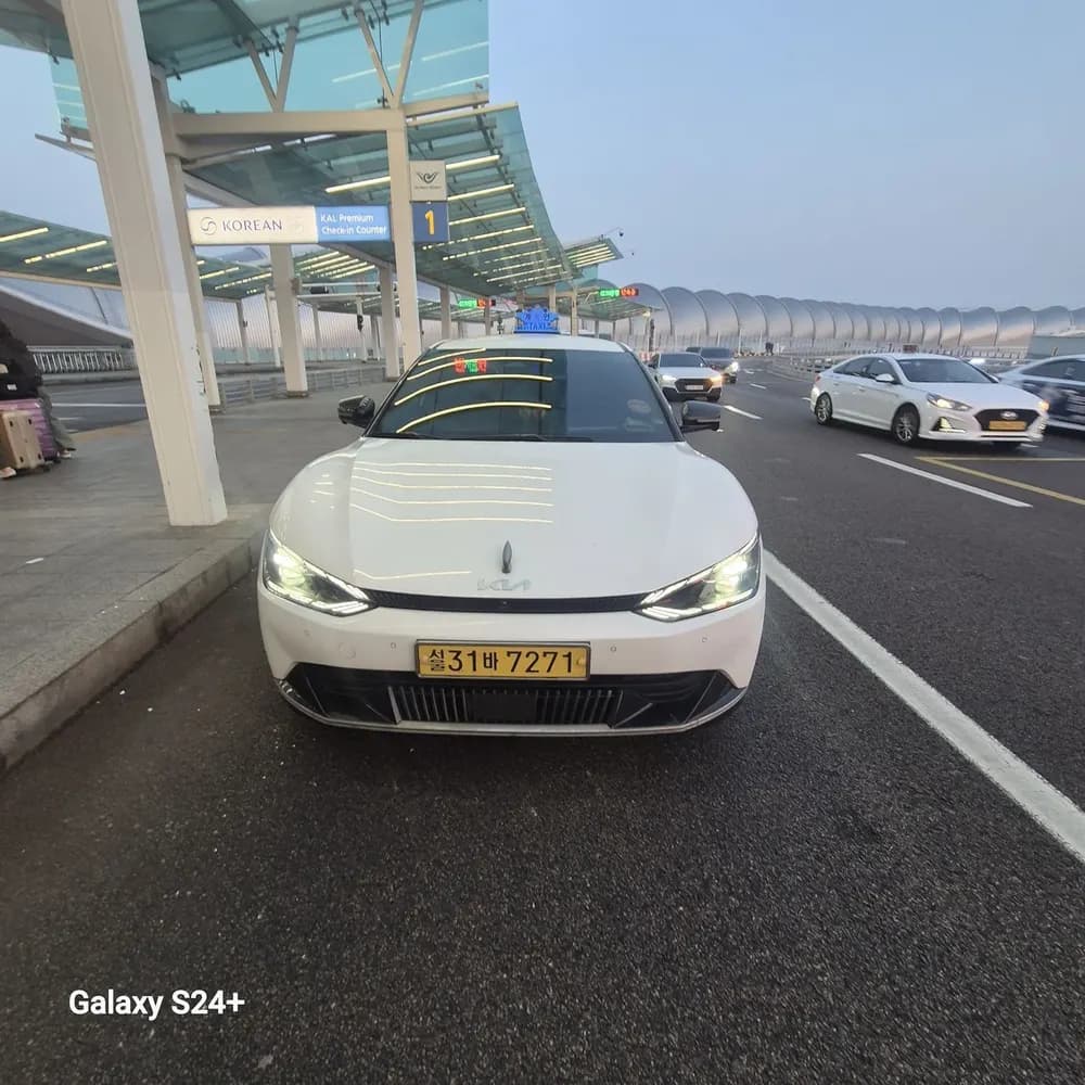 인천공항 승하차장에 선 흰색 전기차 택시 앞모습