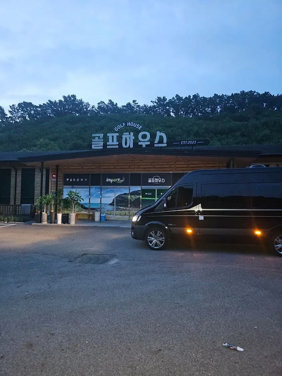 골프장 클럽하우스 앞에 선 쏠라티 리무진밴