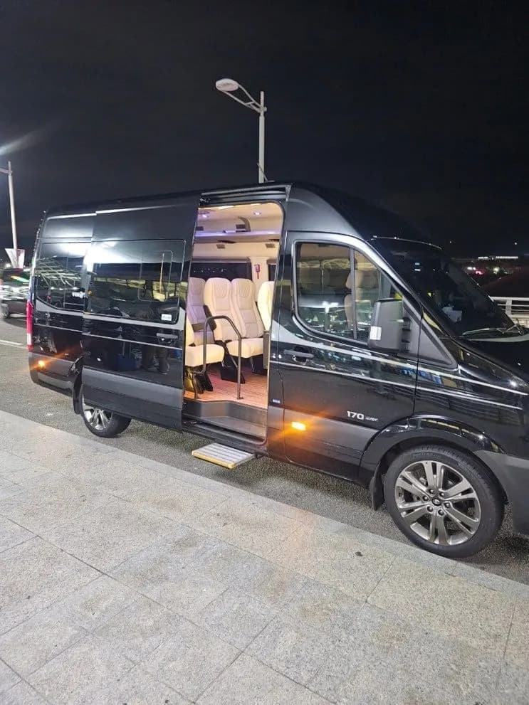 옆문을 연 쏠라티 리무진밴, 안쪽에 줄지은 리무진 좌석