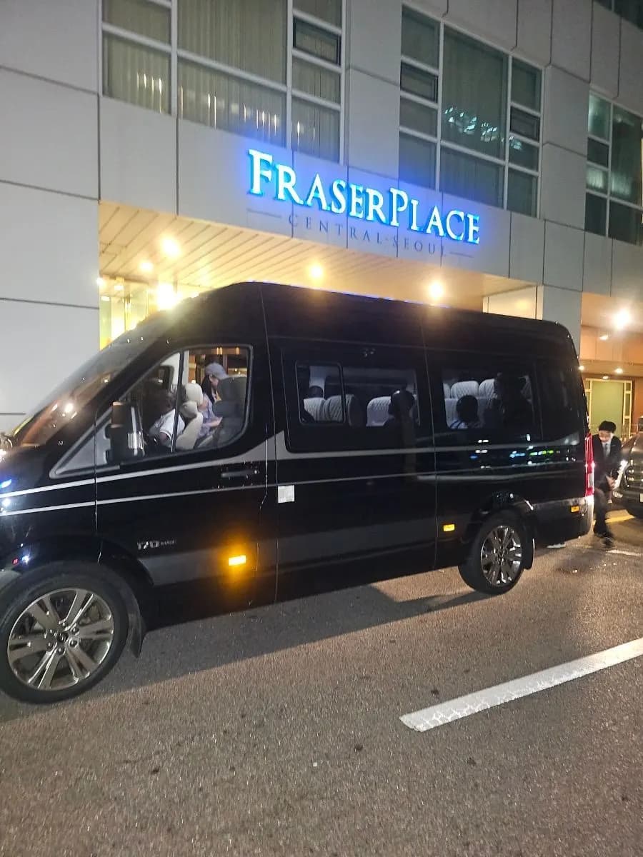 호텔 현관 앞에 손님을 기다리는 쏠라티 리무진밴