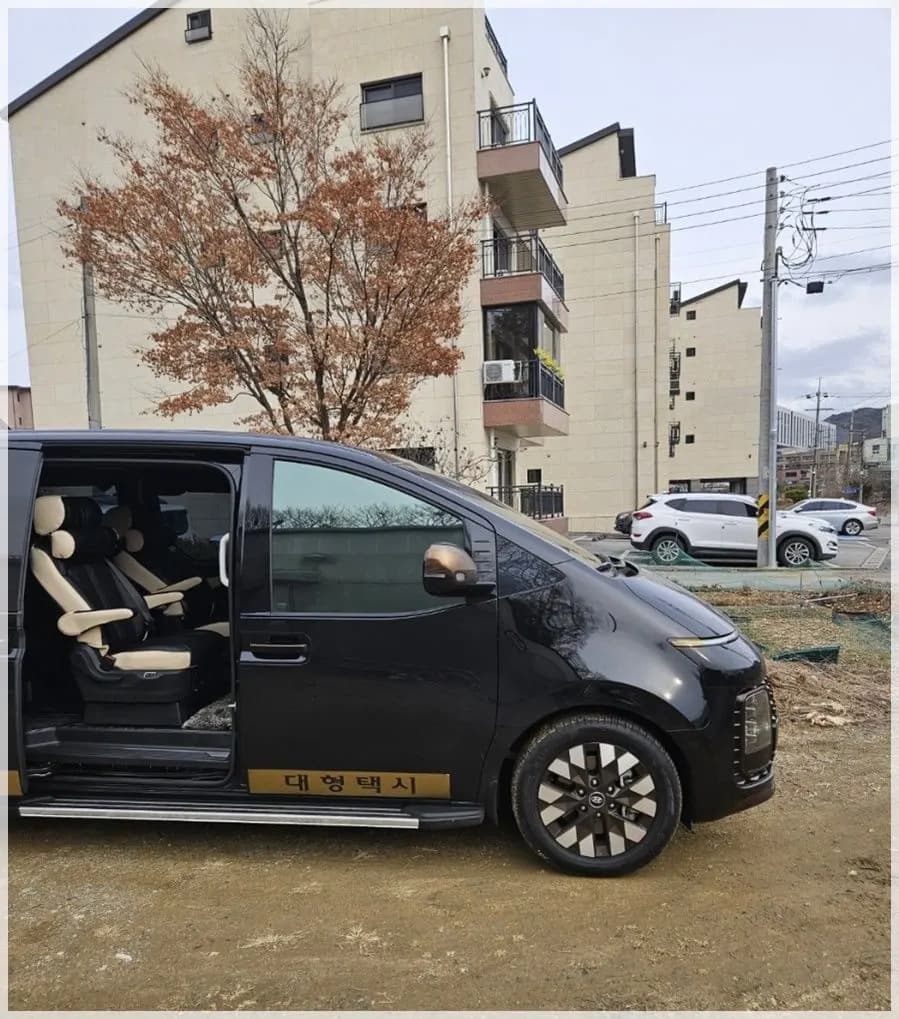대형택시 표시를 단 스타리아의 열린 옆문과 2열 좌석