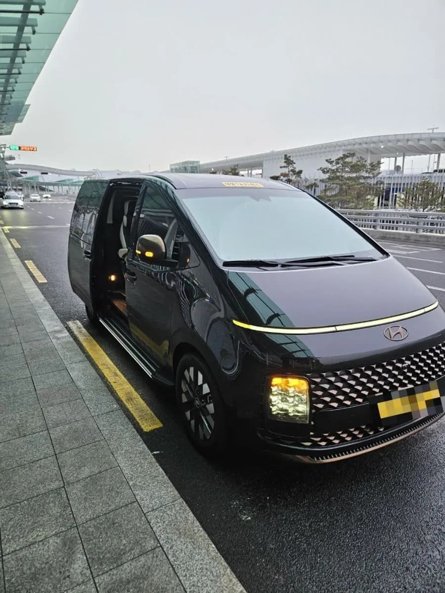 인천공항 승하차장에 선 스타리아 앞모습